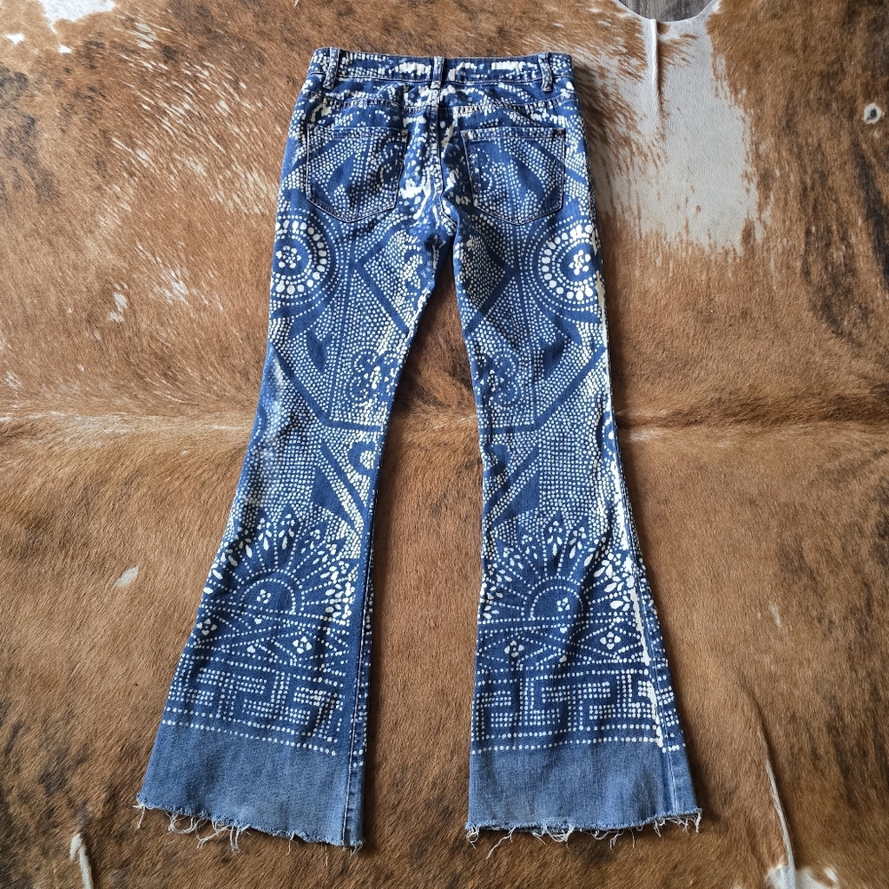 Free people Discharged bell flare bleached jeans size 27 - Picture 8 of 9